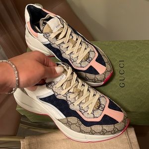 Womens Gucci shoes, size 39 with box